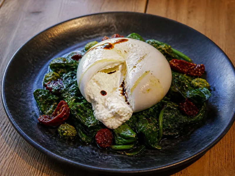 Danie Burrata ze szpinakiem