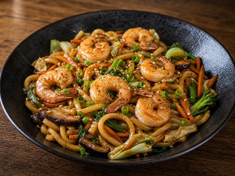 Danie Makaron Udon z krewetkami