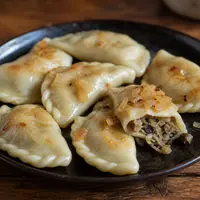 Danie Pierogi z kapustą i pieczarkami