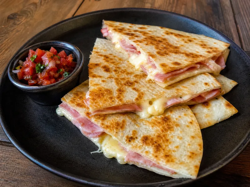 Danie Quesadilla z szynką