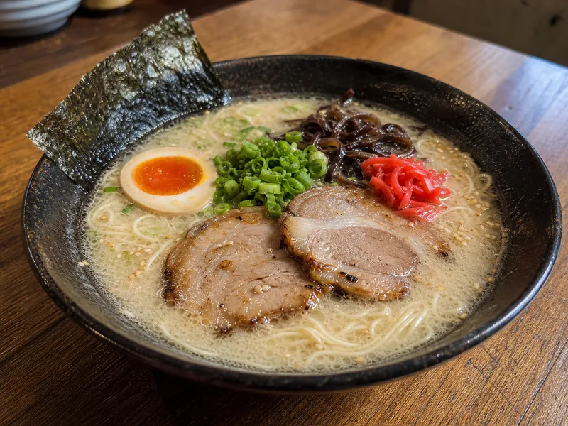 Miska ramen tonkotsu z jajkiem, chashu, nori i szczypiorkiem.