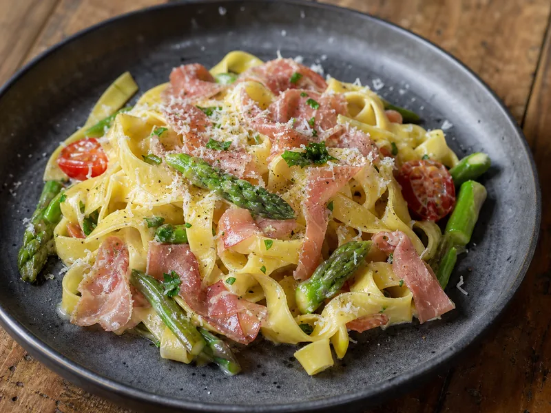 Danie Tagliatelle con Prosciutto di Parma e Asparagi
