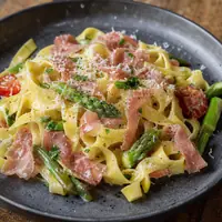 Danie Tagliatelle con Prosciutto di Parma e Asparagi